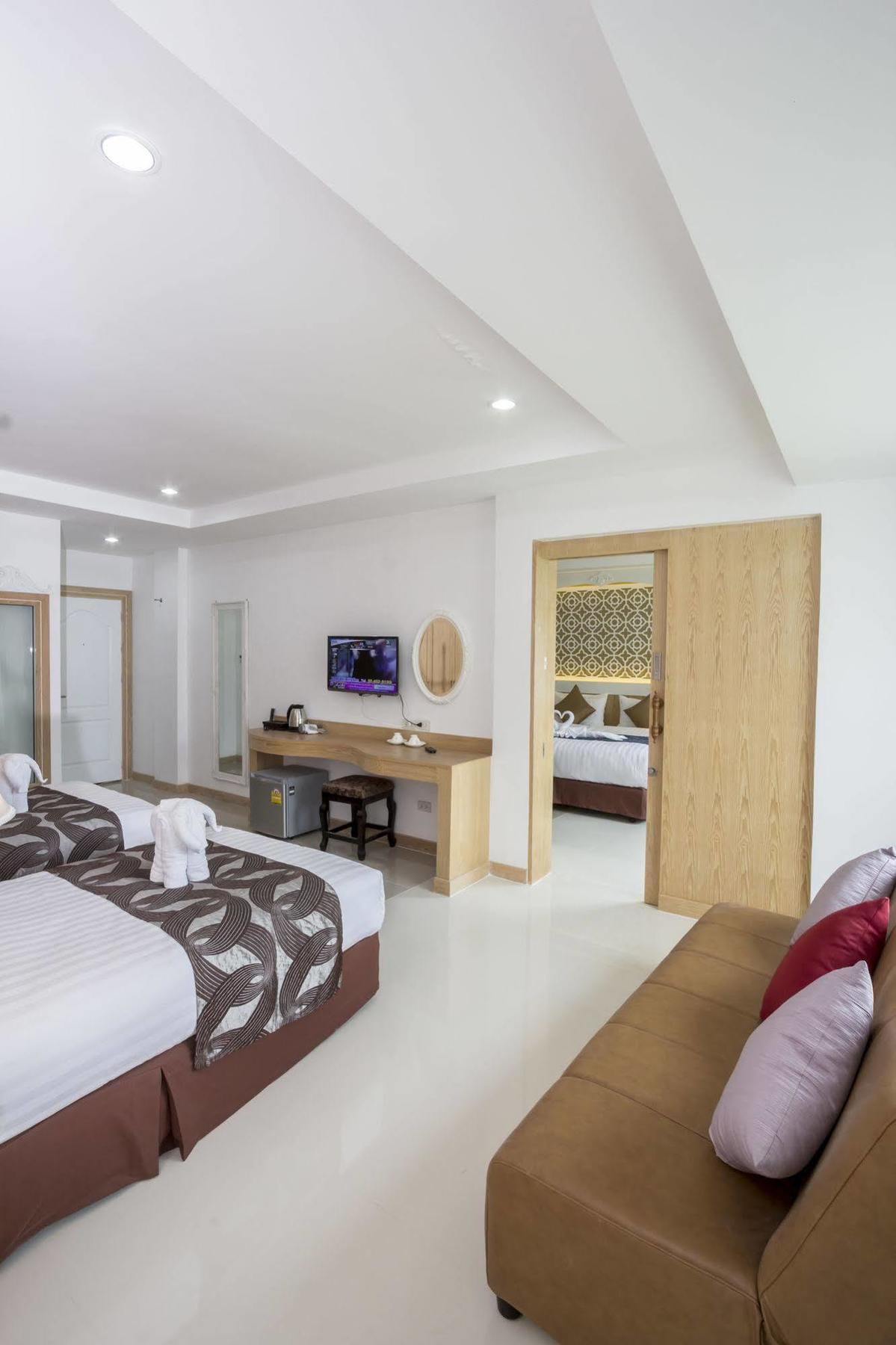 Triple Three Patong Otel Dış mekan fotoğraf